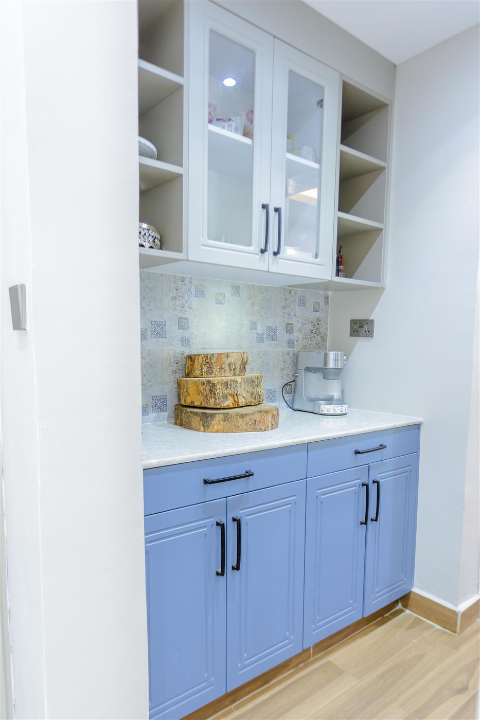 Butler's pantry display cabinet with patterned tile splashback